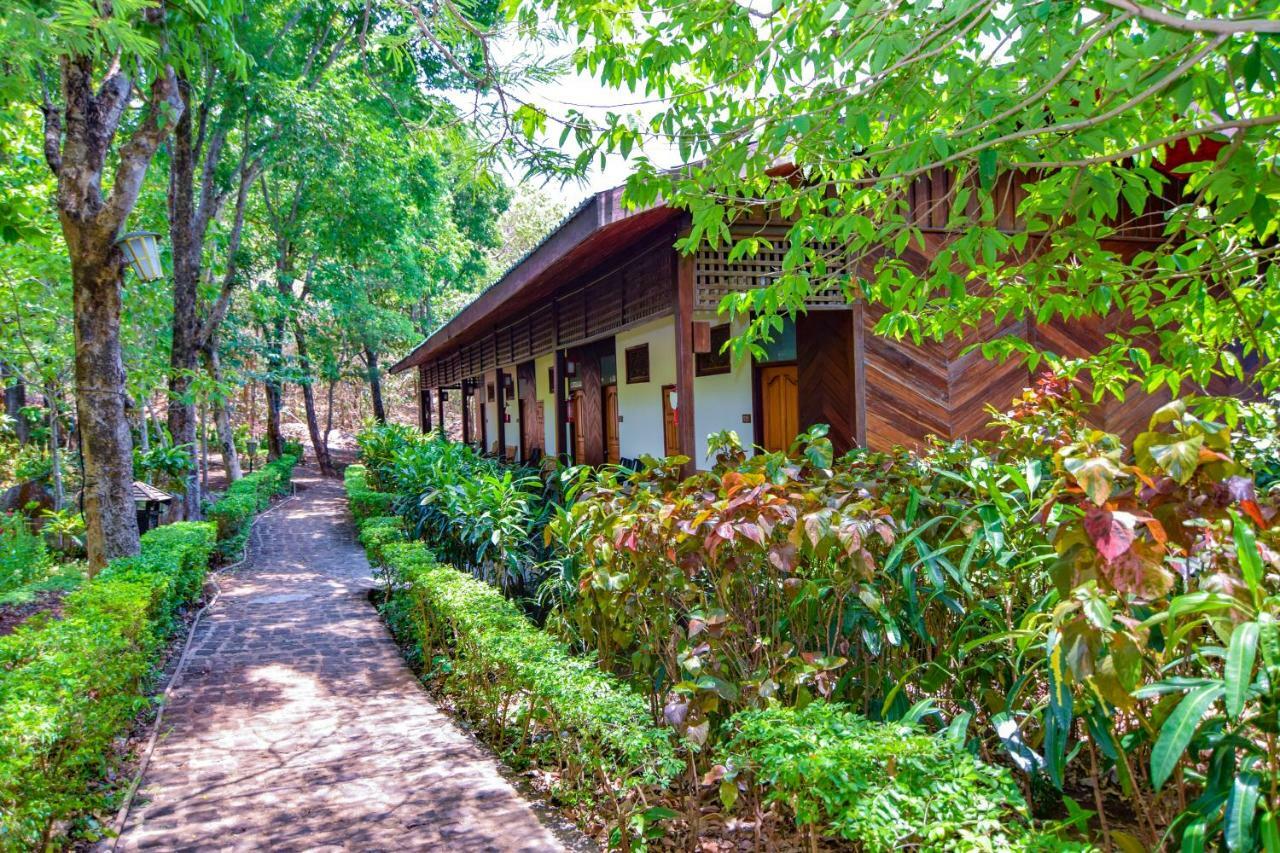 Popa Mountain Resort Mount Popa Exteriör bild
